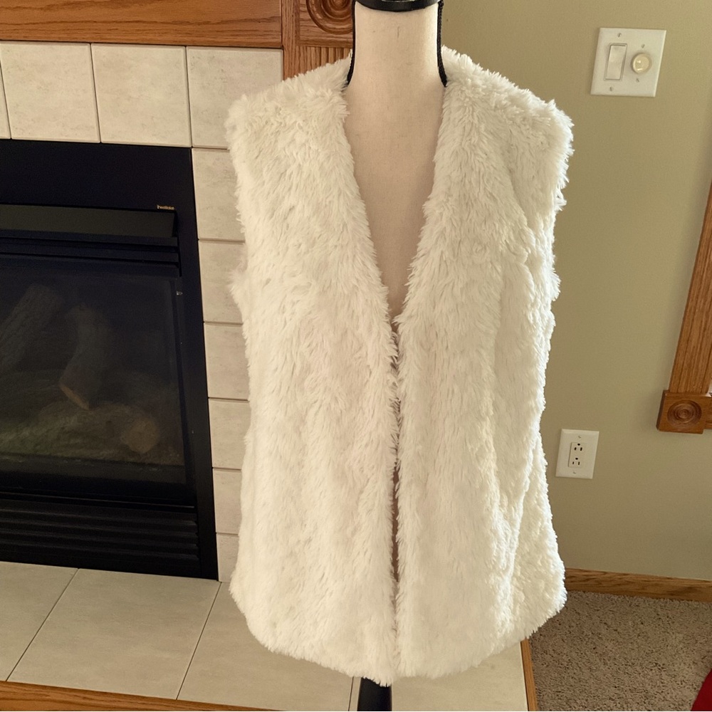 Faux Fur Cream Vest - Women’s Sleeveless Cozy Outerwear